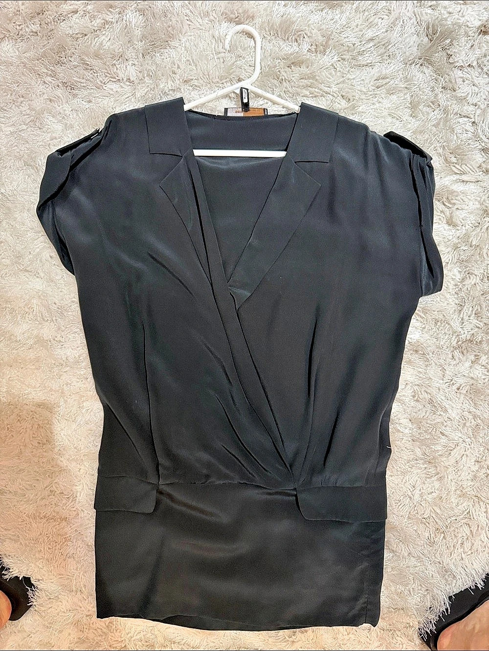 BCBGMAXAZRIA Black V-Neck Blouse Size XS